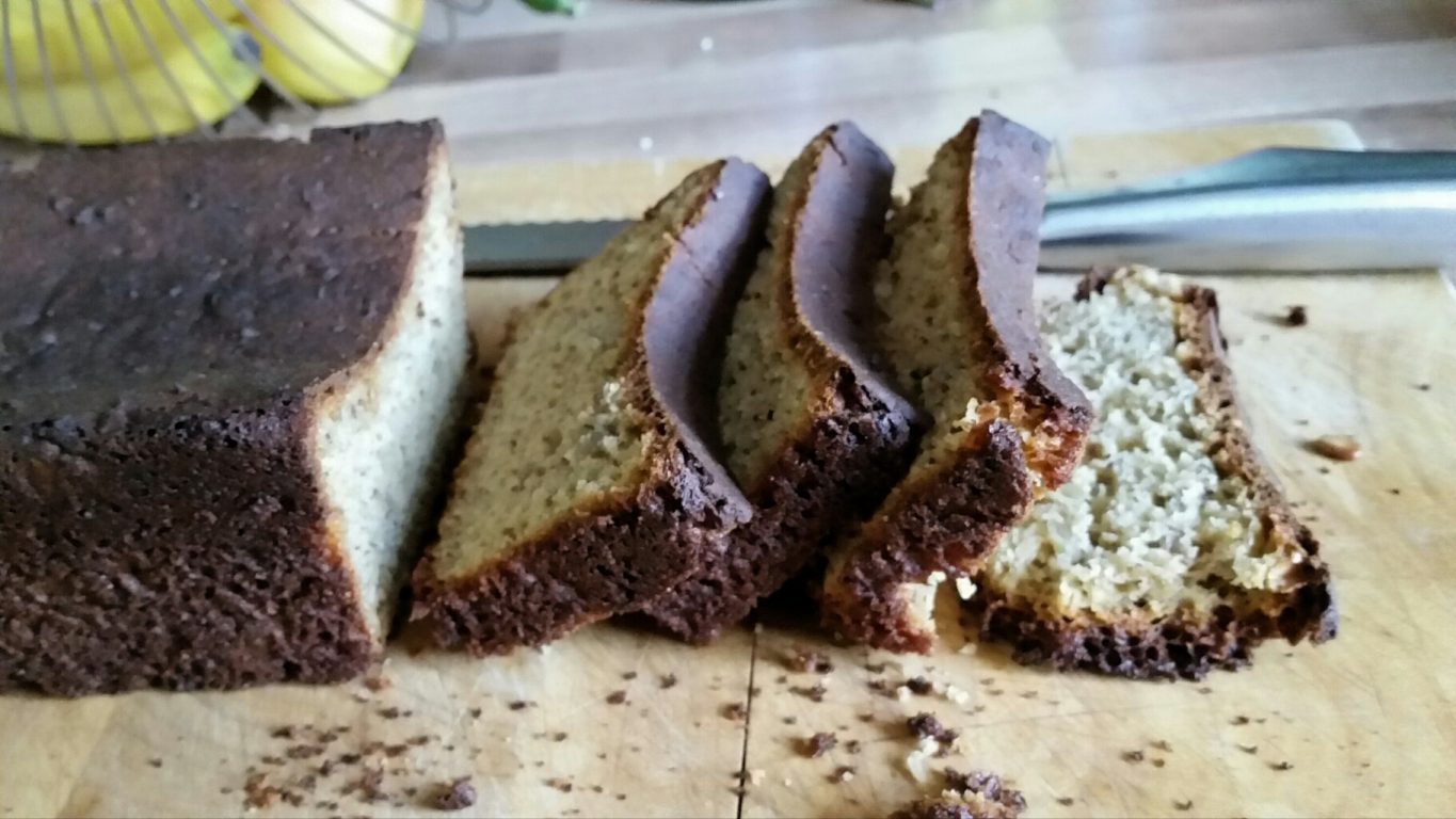 Haselnuss Brot glutenfrei mit Milch und Reismehl