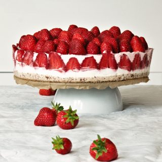 Erdbeer Creme mit Mandelboden oder Kuchen ohne backen