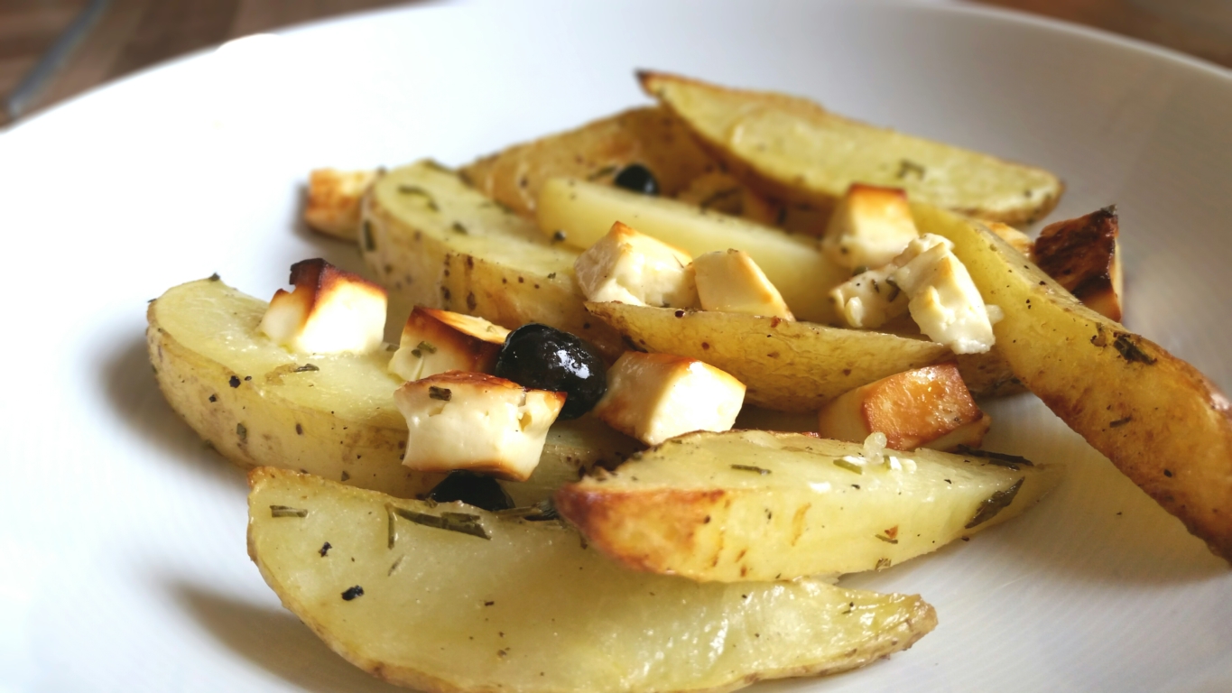 Gebackene Kartoffelecken mit Hirtenkäse und Oliven glutenfrei