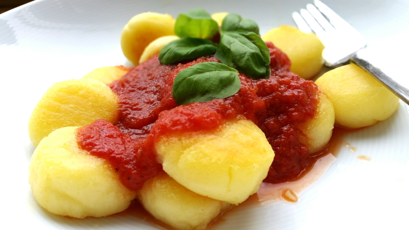 Gnocchi selber machen ohne Ei, mit Tomatensoße, glutenfrei und vegan